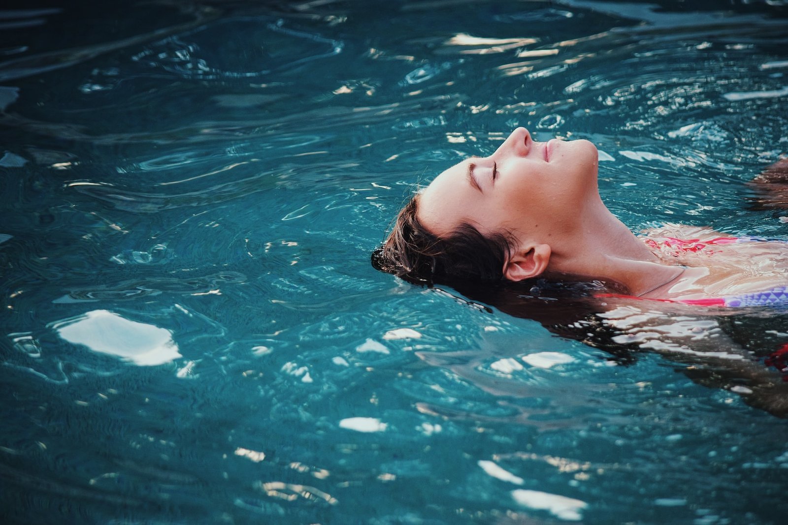 A picture of someone in the swimming pool.